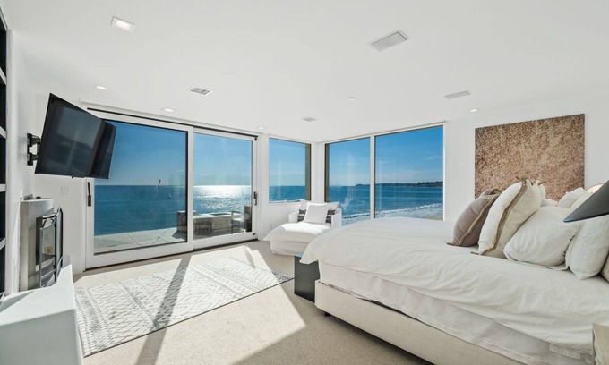 Central Malibu House | Malibu Rd Beach Bunker - Lg Beach House on Dry Beach w/Hi Ceiling & 3 Balconies