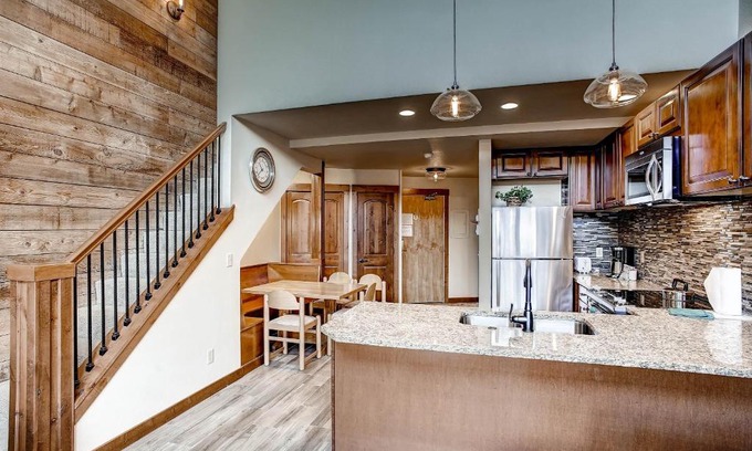 Lakeside Village Apartment | Mall 1424