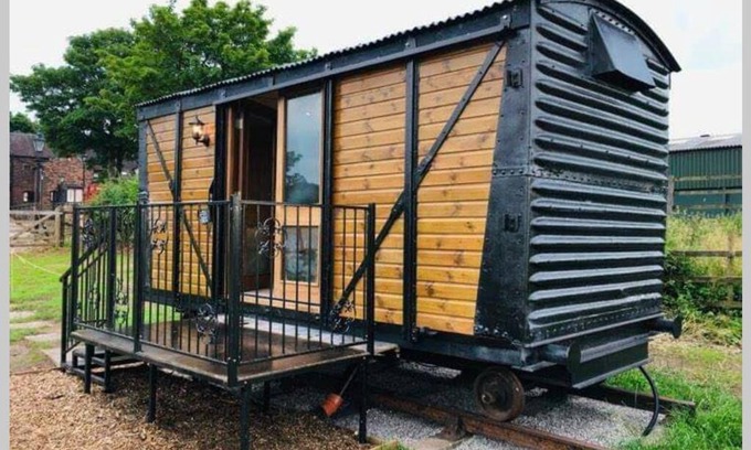 Forsbrook House | Malthouse Farm Cottage Carriage
