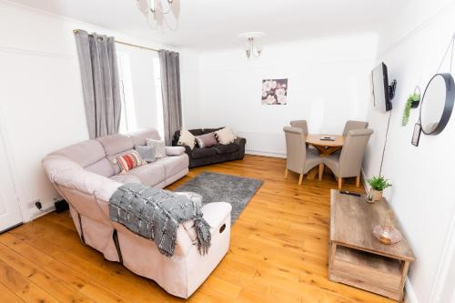 South Shields Apartment | Malvern - Beautiful 2 bed upper flat Ideal for Contractors Free Parking