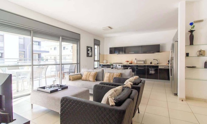 Kerem HaTeimanim Apartment | MAMAD Stunning 2BR/2BA SeaView Apt| By SweetyGuest