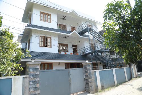 Vyttila Apartment | Mammen's Homestay Vyttila