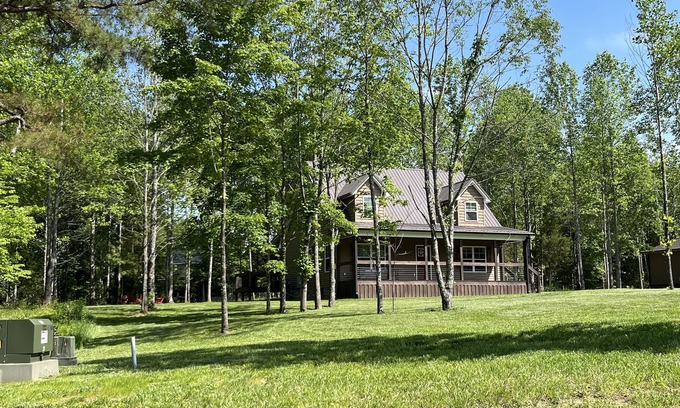 Lindseyville House | Mammoth Cave National Park Nolin Lake beautiful 4 bedroom home sleeps 12