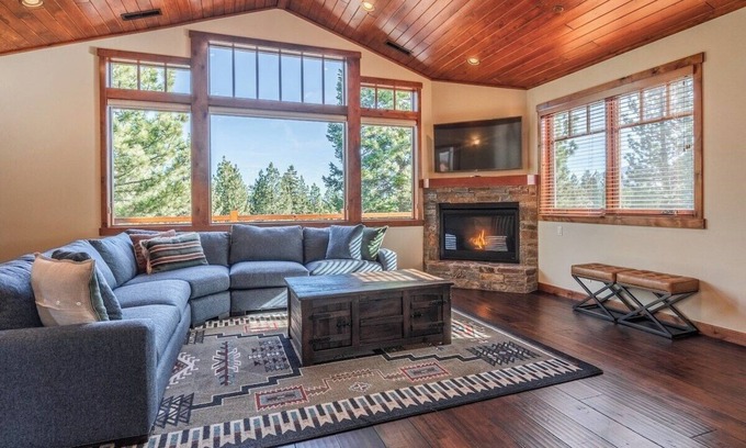 Mammoth Lakes House | Mammoth Magnificent, 4 bed/4.5 bath, Large Cabin