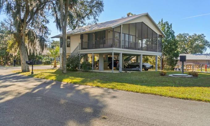 Homosassa House | Manatee Manor. Waterfront, dock, stilted home. Renovated June '23.