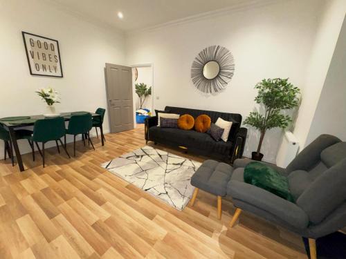 Middleton House | Manchester - 4 Beds - Sleeps 7 - Street Parking