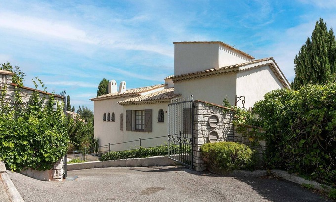 Mandelieu-La-Napoule Villa | Mandelieu Villa with Rooftop