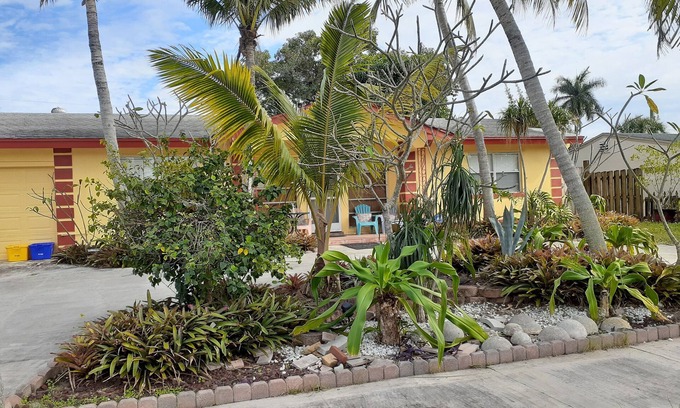 Lake Worth Corridor House | Mangoe room with shared bathroom in shared home