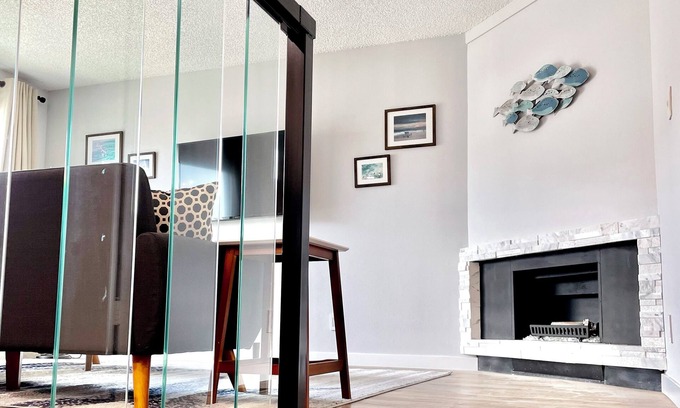 Hill Section Condo | MANHATTAN BEACH, CA walk to beach, pier, shops & restaurants.