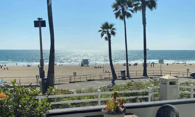 El Porto Apartment | Manhattan Beach Beachfront Charming On The Strand