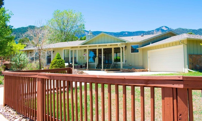 Manitou Springs House | Manitou Springs & Old Colorado City, Spacious, WiFi, Cable, AC, Garage