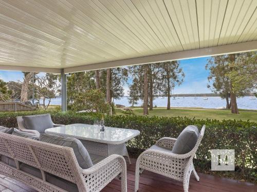 Mannering Park House | Mannering Lake House