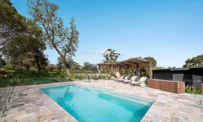 Mount Eliza House | Manor by the Bay - Pool, Fireplace, Close to Beach
