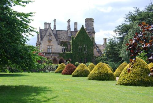 Cheltenham Hotel | Manor by the Lake