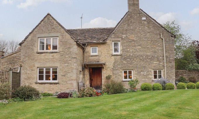 Ampney Crucis Cottage | MANOR COTTAGE, pet friendly, character holiday cottage in Poulton