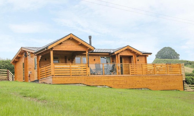 Bettws Cedewain House | Manor Farm Lodges - Dragon Lodge
