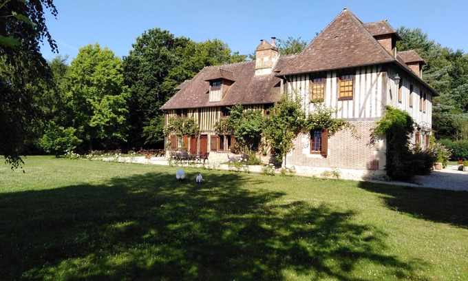 Fervaques House | Manor from Normandy (17th century), "4 epis" Gîtes de France, natural setting