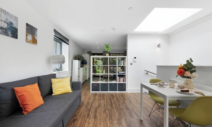 Harringay Apartment | Manor House Studio by MoreThanStays | Garden