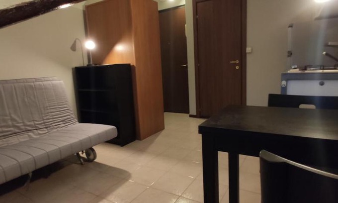 Cit Turin Apartment | Mansarda a 2 minuti dalla stazione di Porta Susa. Ascensore, TV, cucina, lavatrice. Servita di qualsiasi servizio, farmacia, supermercato, ristoranti, rosticcerie, fruttivendolo.