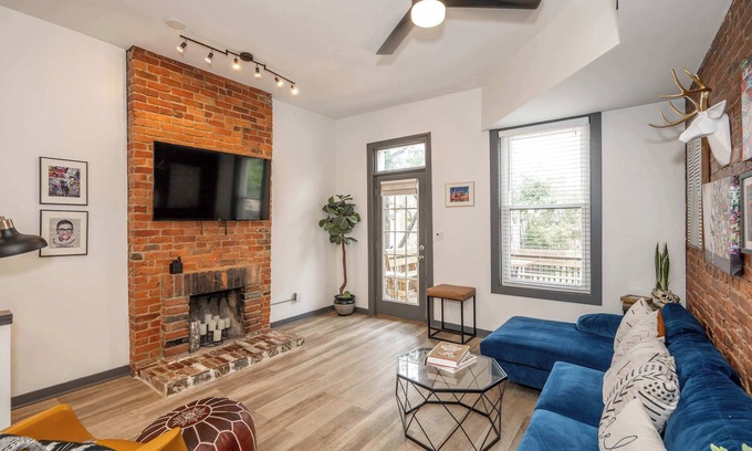 Mount Auburn House | Mansfield Retreat – A Chic Downtown Experience!