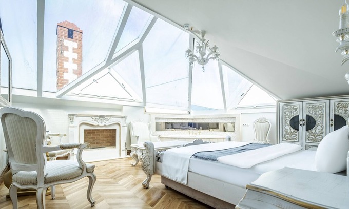 Beylerbeyi Villa | Mansion w Bosphorus View with Balcony and Garden