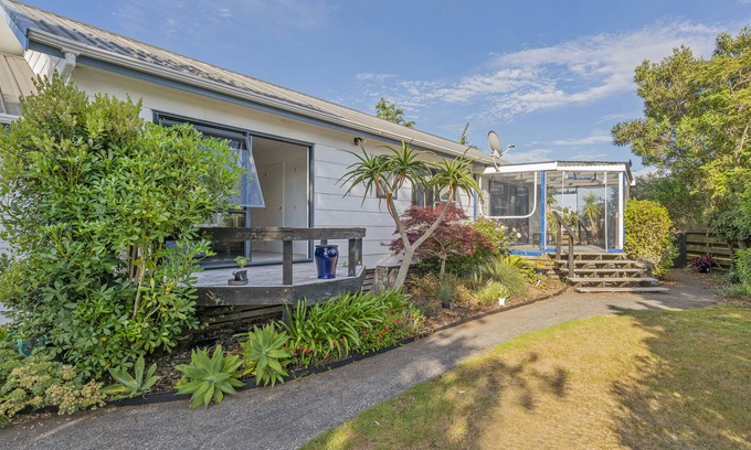 Matarangi House | Manuka Bach - Matarangi Holiday Home