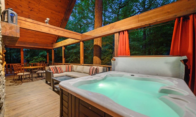Broken Bow Cabin | MANY MOONS - Luxury Honeymoon Cabin, Hot Tub, Walk to Dining