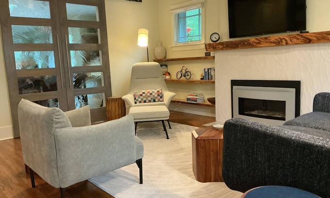 Martinez Park House | Maple Courtyard | Old Town w/King Suite & Piano