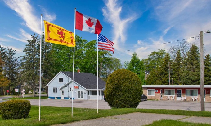 Kincardine Hotel | Maple Leaf Inn & Suites