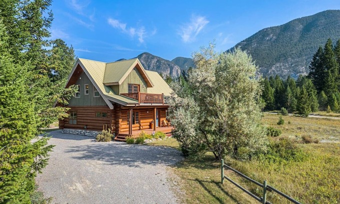 East Kootenay House | Maple & Moose | Hot Tub