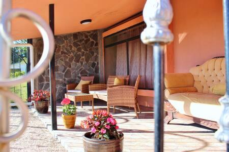 Santa Elena Bed & Breakfast | MapleTico Guesthouse