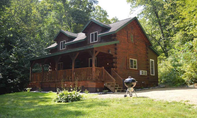 Ferryville Cabin | Maplewood Cabin: Secluded Romance with Private Hot Tub while Star Gazing.