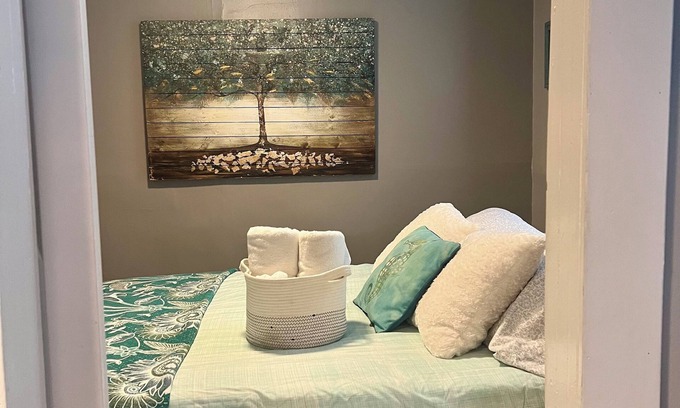 Seward Apartment | Marathon Historic Apartments-heart of Downtown - Charming 1 bedroom