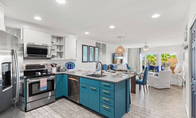 Fort Walton Beach - Destin Condo | MARAVILLA "LUCKY TOO" BEAUTIFUL PRIVATE BEACH VIEWS END UNIT "BEACH SETUP DAILY"