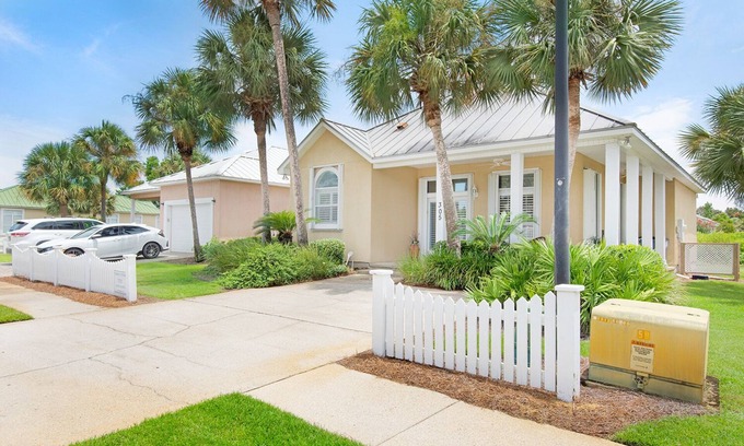Miramar Beach House | ✨Maravilla Pools Hot Tub & Beach Access-Beach Service!3BR Coastal Cottage✨