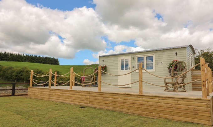 Rhayader Apartment | Marches Way - Quaint Shepherds Hut, Dog Friendly, Sleeps 2
