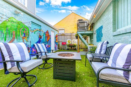 Mid-City Apartment | Mardi Gras Patio 2BR 8mins to Canal St