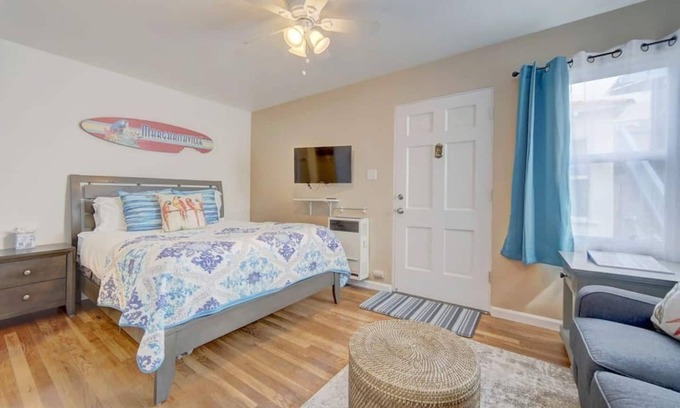 Central Mission Beach Apartment | * Margaritaville - Steps to Sand + A/C & Bikes!