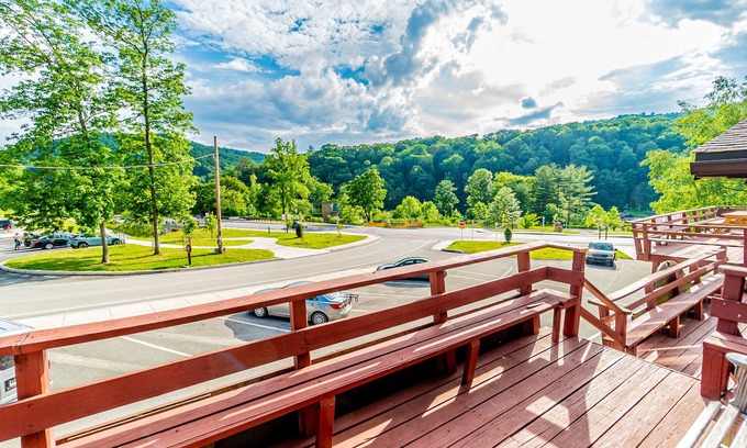 Ohiopyle Condo | Marietta's River Retreat | 3BR,2BA,Hot Tub,Downtown Ohiopyle