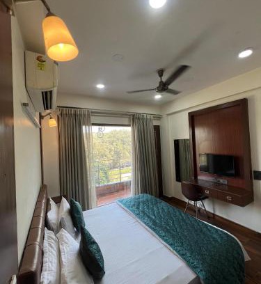 Noida House | Marigold 5 Min Away Botanical Garden Metro