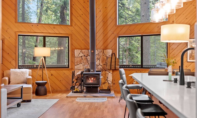 Arnold House | Marilyn Manor-Blue Lk Springs, Hot Tub, Game Rm