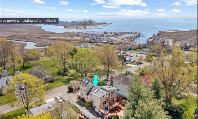 Guilford House | Marina Chic: Bright Seaside Gem. 3 Bed/3 Full Bath. Walk to restaurants/beach