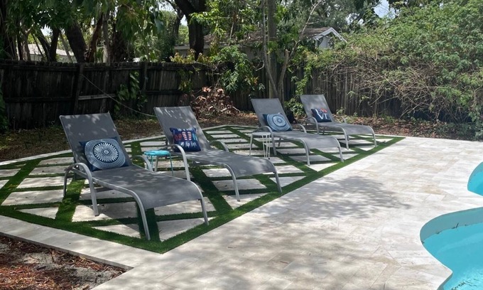 Edgewood House | Marina Mile Private Yard Pool Home