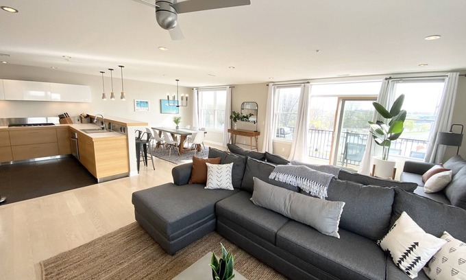 Saint Joseph Condo | Marina View/Rooftop deck! Walk to Silver Beach/downtown! 2 Restaurants nextdoor