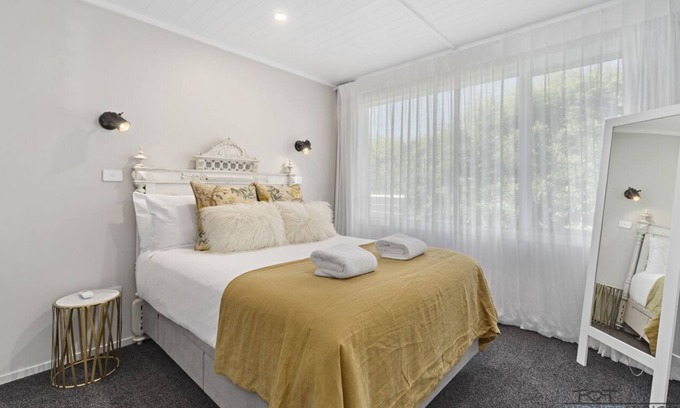Taupo House | Marina Views, Outdoor Bath, Bikes, Paddle-boards, Close to Town