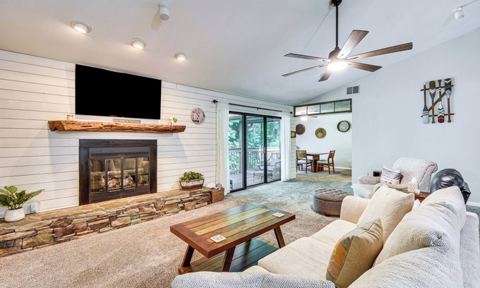 Salem Condo | Marina Villa Condo at Lake Keowee w/Fireplace