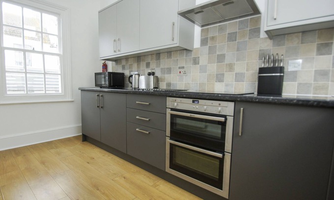 Kemptown House | Marine Cottage Parking by Brighton Holiday Lets