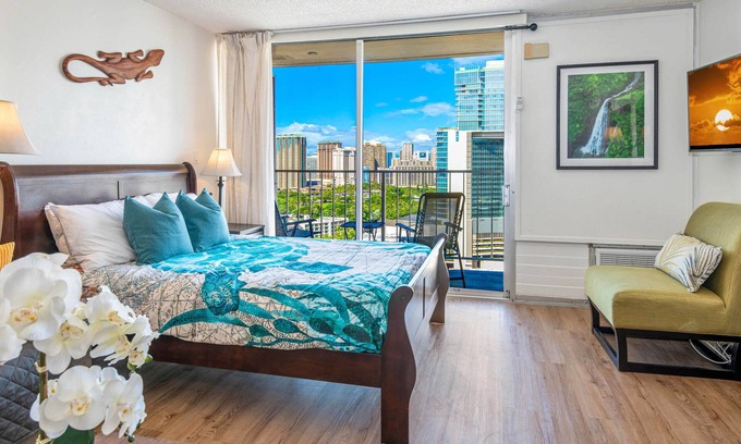 Waikiki Condo | Marine Surf Waikiki w/Beach Gear & Parking!