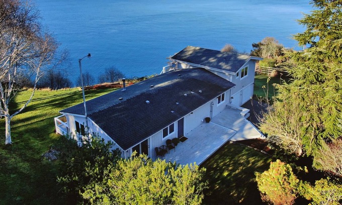 Lagoon Point House | Marine View Bluff - High Bank Waterfront
