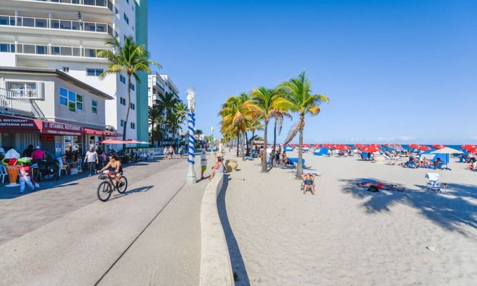 Hollywood Condo | MARINER M33 · Amazing 1/1 Bedroom Steps away from the beach